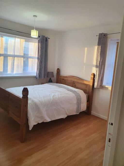 Lovely 2-Bedroom Condo With Indoor Fire Place Λονδίνο Εξωτερικό φωτογραφία